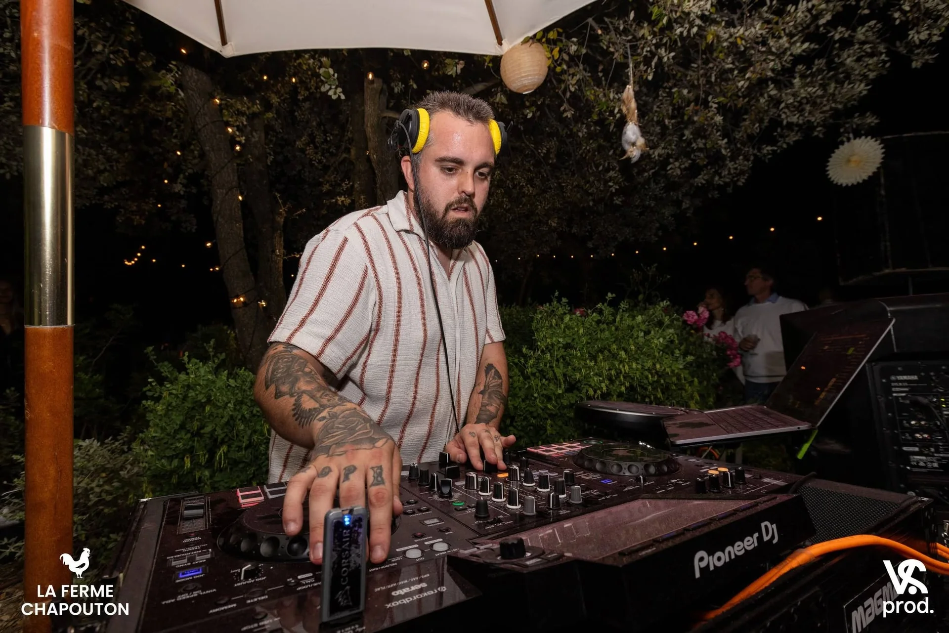 DJ aux commandes d’une régie professionnelle