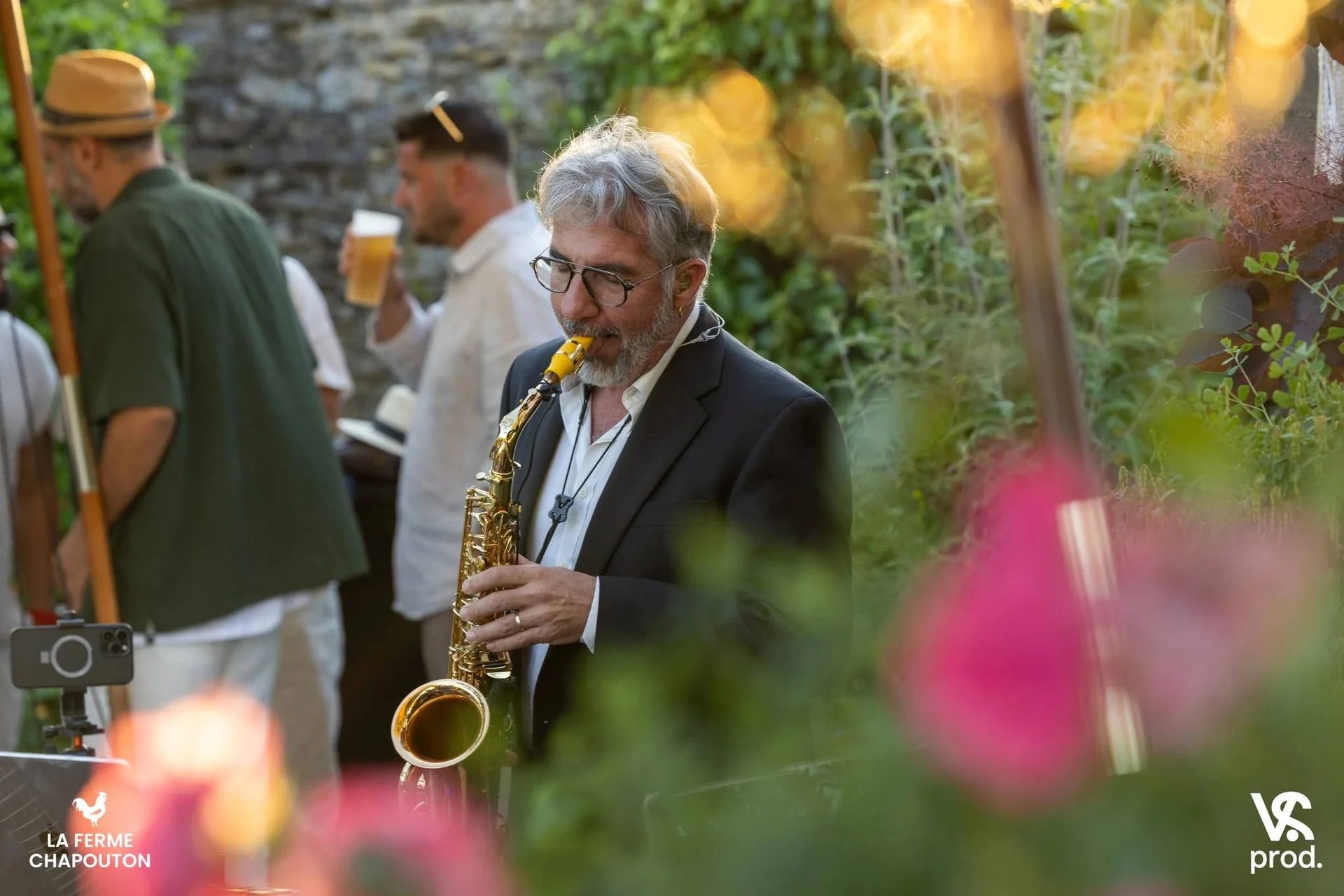 Saxophoniste pendant une réception